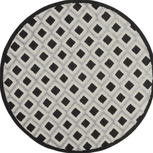 HomeRoots 5' Black and White Round Geometric Rug - Stylish Indoor/Outdoor Area Rug for High-Traffic Spaces 546859