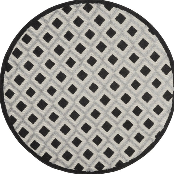 HomeRoots 5' Black and White Round Geometric Rug - Stylish Indoor/Outdoor Area Rug for High-Traffic Spaces 546859