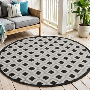 HomeRoots 5' Black and White Round Geometric Rug - Stylish Indoor/Outdoor Area Rug for High-Traffic Spaces 546859