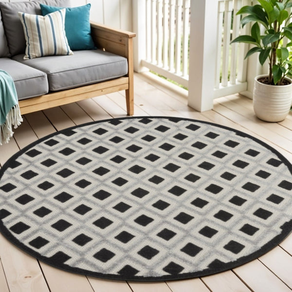HomeRoots 5' Black and White Round Geometric Rug - Stylish Indoor/Outdoor Area Rug for High-Traffic Spaces 546859