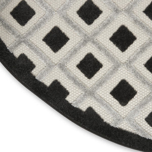 HomeRoots 5' Black and White Round Geometric Rug - Stylish Indoor/Outdoor Area Rug for High-Traffic Spaces 546859