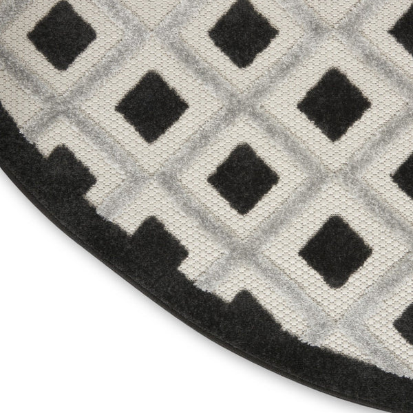 HomeRoots 5' Black and White Round Geometric Rug - Stylish Indoor/Outdoor Area Rug for High-Traffic Spaces 546859