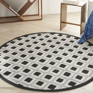 HomeRoots 5' Black and White Round Geometric Rug - Stylish Indoor/Outdoor Area Rug for High-Traffic Spaces 546859