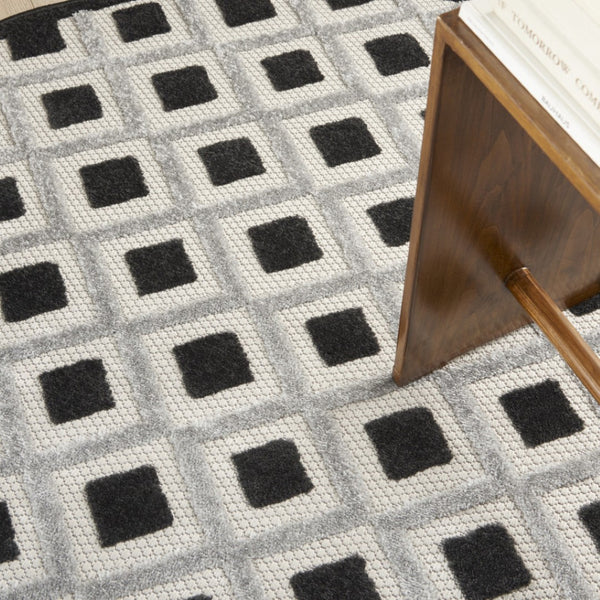 HomeRoots 5' Black and White Round Geometric Rug - Stylish Indoor/Outdoor Area Rug for High-Traffic Spaces 546859