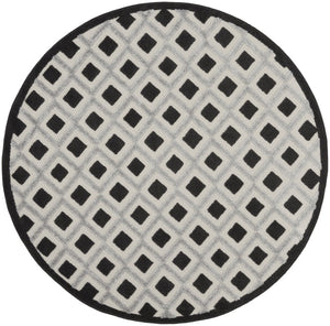 HomeRoots 5' Black and White Round Geometric Rug - Stylish Indoor/Outdoor Area Rug for High-Traffic Spaces 546859