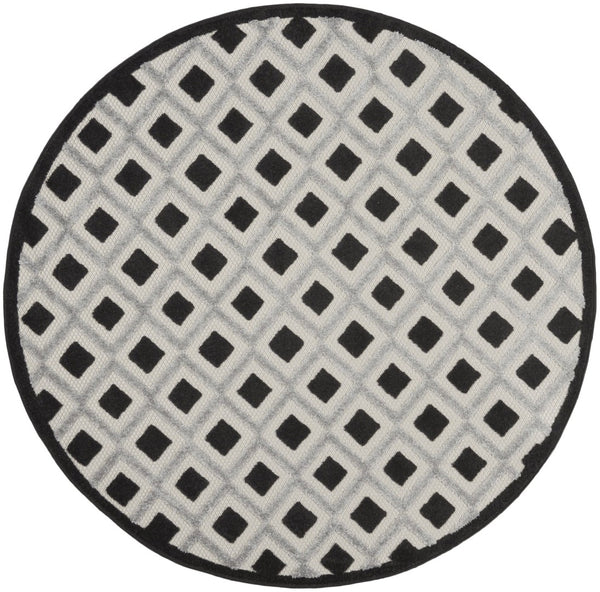 HomeRoots 5' Black and White Round Geometric Rug - Stylish Indoor/Outdoor Area Rug for High-Traffic Spaces 546859