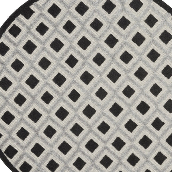 HomeRoots 5' Black and White Round Geometric Rug - Stylish Indoor/Outdoor Area Rug for High-Traffic Spaces 546859