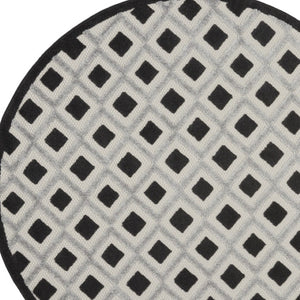 HomeRoots 5' Black and White Round Geometric Rug - Stylish Indoor/Outdoor Area Rug for High-Traffic Spaces 546859