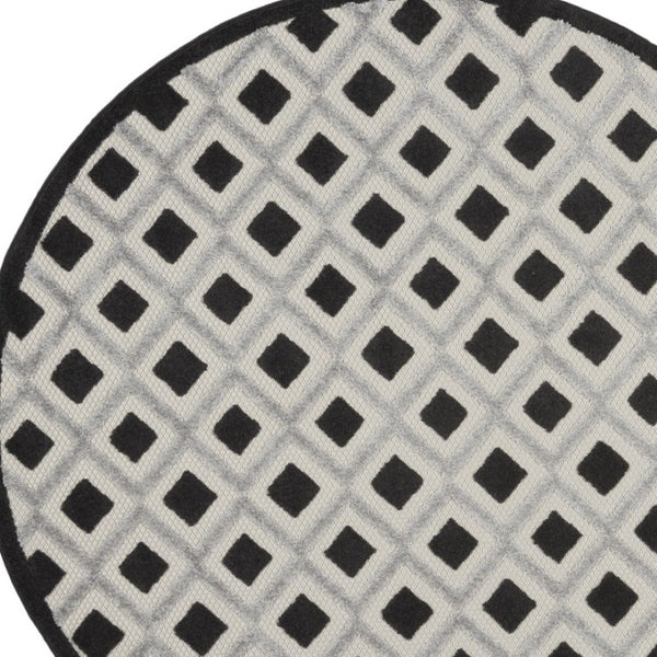 HomeRoots 5' Black and White Round Geometric Rug - Stylish Indoor/Outdoor Area Rug for High-Traffic Spaces 546859