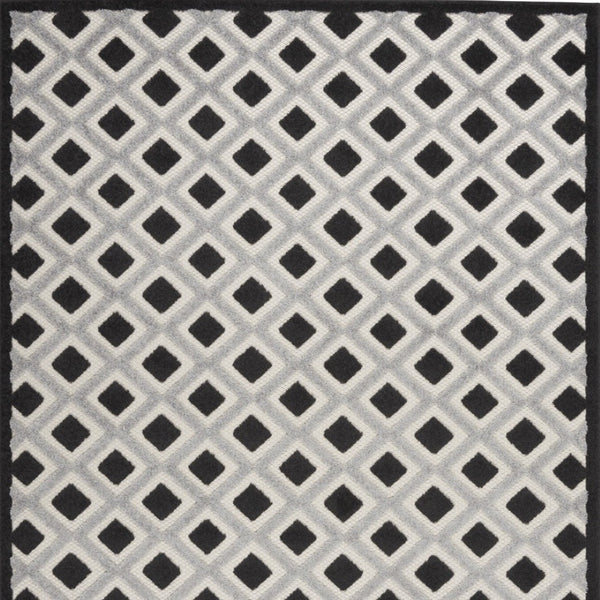HomeRoots 6' Black and White Geometric Area Rug - Durable Indoor/Outdoor Rug for High-Traffic Spaces & Easy Care 546860