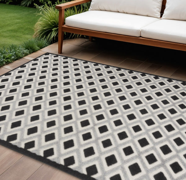 HomeRoots 6' Black and White Geometric Area Rug - Durable Indoor/Outdoor Rug for High-Traffic Spaces & Easy Care 546860