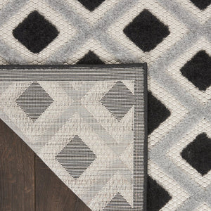 HomeRoots 6' Black and White Geometric Area Rug - Durable Indoor/Outdoor Rug for High-Traffic Spaces & Easy Care 546860