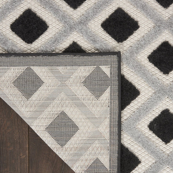 HomeRoots 6' Black and White Geometric Area Rug - Durable Indoor/Outdoor Rug for High-Traffic Spaces & Easy Care 546860
