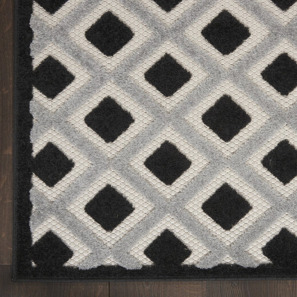 HomeRoots 6' Black and White Geometric Area Rug - Durable Indoor/Outdoor Rug for High-Traffic Spaces & Easy Care 546860