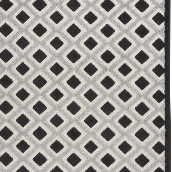 HomeRoots 6' Black and White Geometric Area Rug - Durable Indoor/Outdoor Rug for High-Traffic Spaces & Easy Care 546860
