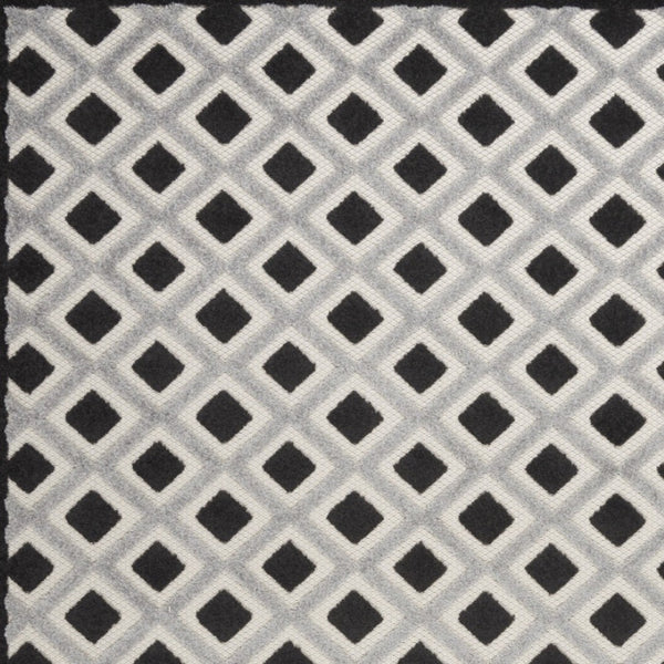 HomeRoots 6' Black and White Geometric Area Rug - Durable Indoor/Outdoor Rug for High-Traffic Spaces & Easy Care 546860