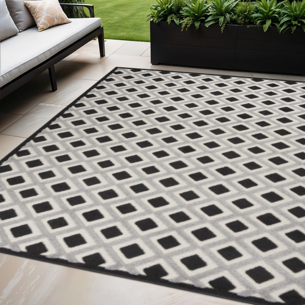 HomeRoots 5' X 8' Black and White Geometric Area Rug – Durable, Stylish Indoor/Outdoor Decor for High-Traffic Homes 546863