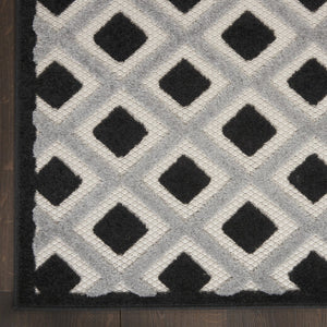 HomeRoots 5' X 8' Black and White Geometric Area Rug – Durable, Stylish Indoor/Outdoor Decor for High-Traffic Homes 546863