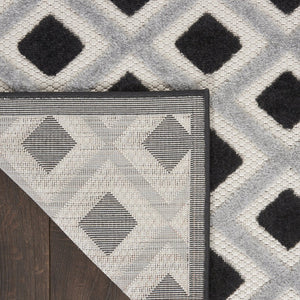 HomeRoots 8' X 11' Stylish Black and White Geometric Rug - Durable, Indoor/Outdoor, Easy Care for High-Traffic Areas 546864