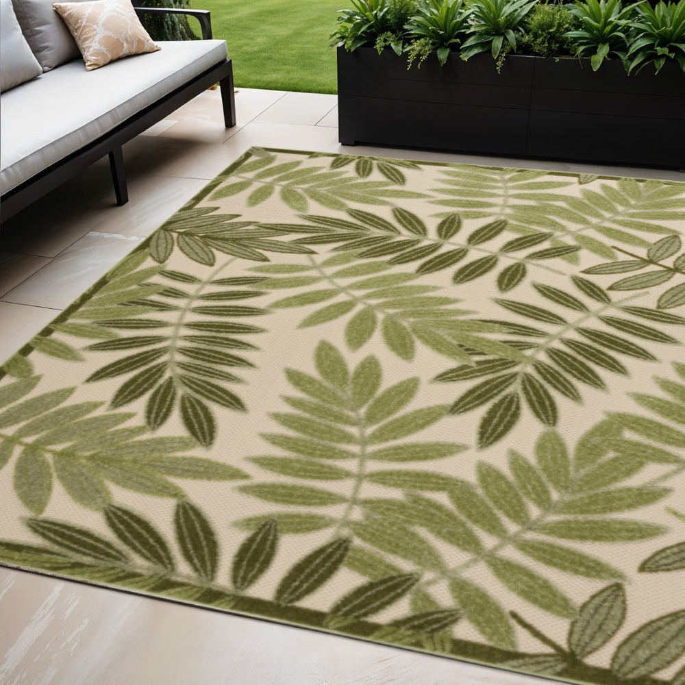 HomeRoots 5' Tropical Palm Leaf Area Rug - Ivory & Green Indoor/Outdoor Stain-Resistant Design for Any Space 548056