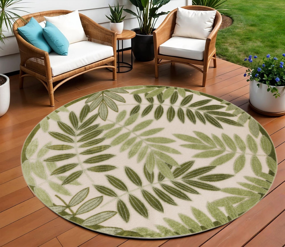 HomeRoots 8' Ivory and Green Round Palm Leaf Rug - Durable, Stylish Indoor/Outdoor Area Rug for Modern Spaces 548066