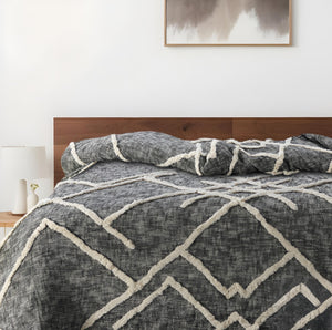 Homeroots Charcoal And Off White Geometric King Cotton Coverlet With Fringe  Cotton 548243