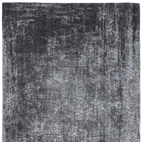 HomeRoots 3'' Black and Gray Chevron Non Skid Area Rug - Modern Design for Entryways and High-Traffic Spaces 8' Round 548427
