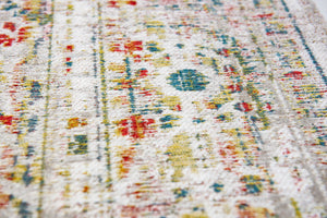 Homeroots 5' X 7' White Oriental Non Skid Area Rug  100% Pet 548535