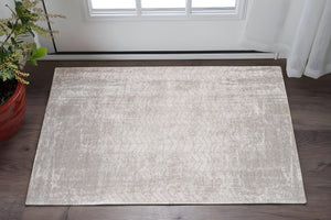 HomeRoots 3' Gray and White Chevron Area Rug - Modern Non-Skid Design for Entryways and Small Spaces 3' X 5' 548564