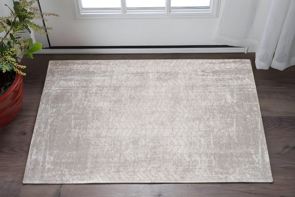 HomeRoots 3' Gray and White Chevron Area Rug - Modern Non-Skid Design for Entryways and Small Spaces 3' X 5' 548564