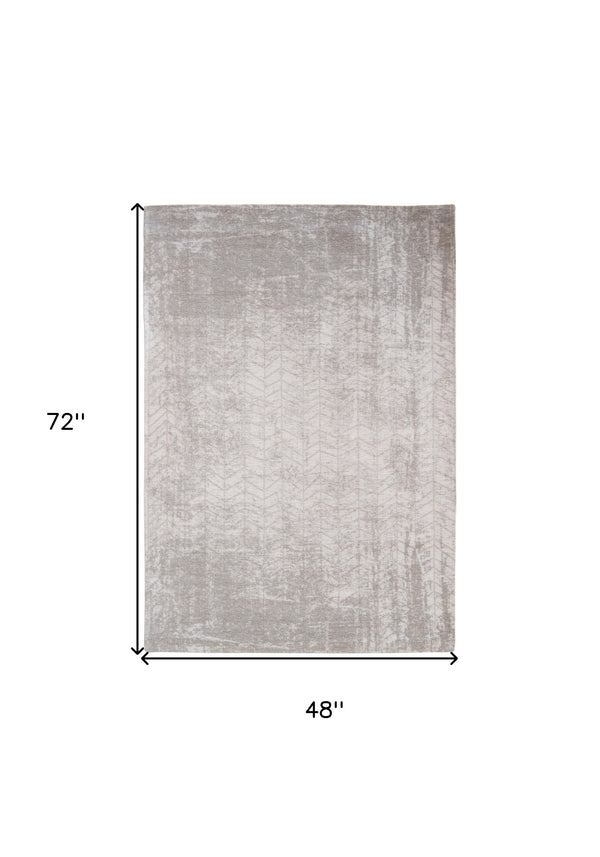 Homeroots 5' X 7' Gray And White Chevron Non Skid Area Rug  100% Pet 548565