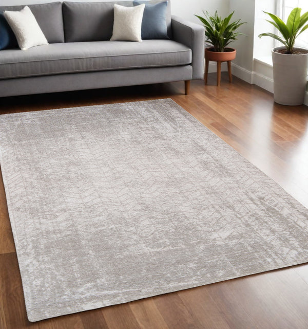 Homeroots 5' X 7' Gray And White Chevron Non Skid Area Rug  100% Pet 548565