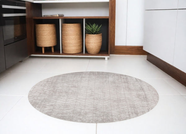 HomeRoots 3' Gray and White Chevron Area Rug - Modern Non-Skid Design for Entryways and Small Spaces 8' Round 548571