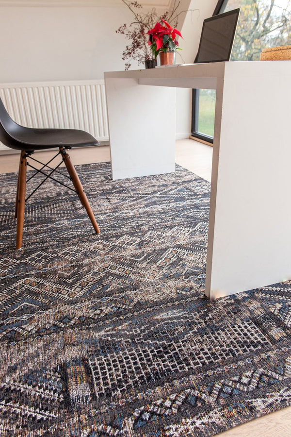 HomeRoots 5' Gray and Beige Oriental Area Rug with Non-Skid Backing - Perfect for High-Traffic Spaces! 5' X 7' 548597
