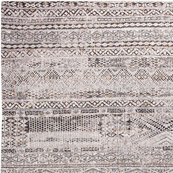 Homeroots 5' X 7' Gray And White Oriental Non Skid Area Rug  100% Pet 548602