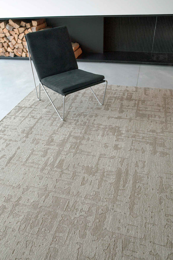 Homeroots 7' X 9' Gray And Beige Abstract Non Skid Area Rug  100% Pet 548660