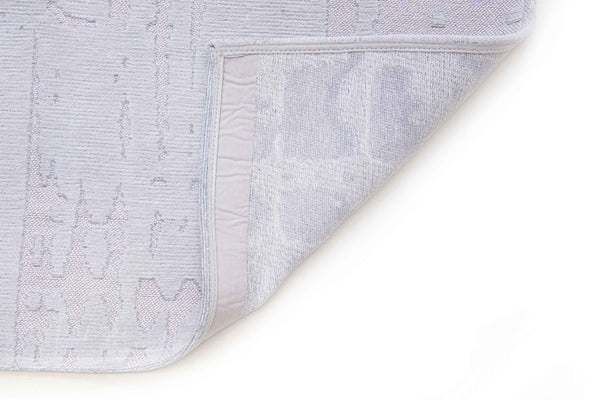 Homeroots 5' X 7' White Abstract Non Skid Area Rug  100% Pet 548666