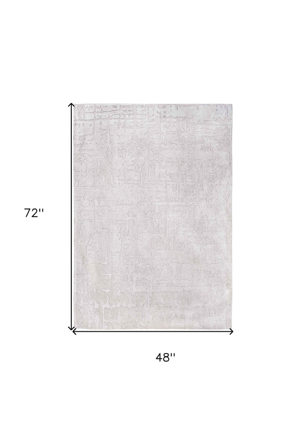 Homeroots 5' X 7' White Abstract Non Skid Area Rug  100% Pet 548666