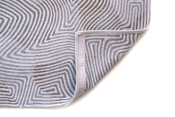 Homeroots 5' X 7' White Abstract Non Skid Area Rug  100% Pet 548752