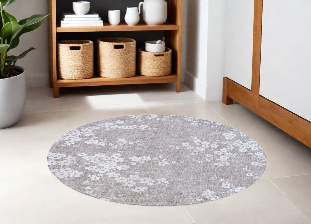Homeroots 5' Gray And White Round Oriental Non Skid Area Rug  100% Pet 548795