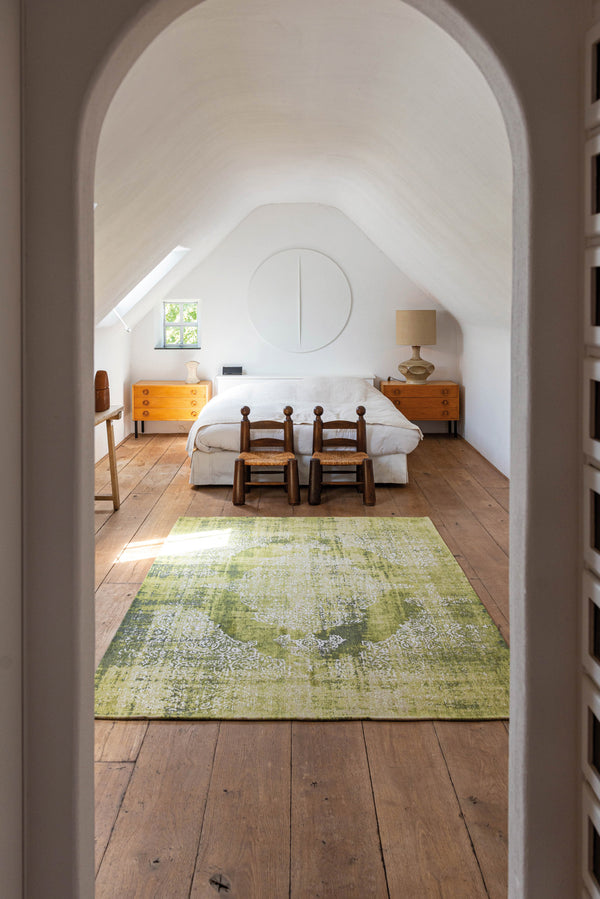 Homeroots 5' X 7' Green And White Oriental Non Skid Area Rug  100% Pet 548804