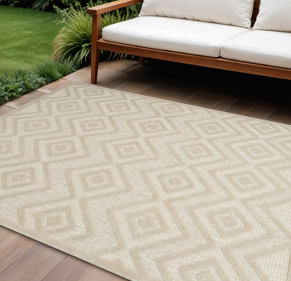 HomeRoots 6' Geometric Cream and Beige Area Rug - Versatile Indoor/Outdoor Durable Design for Modern Spaces 550174