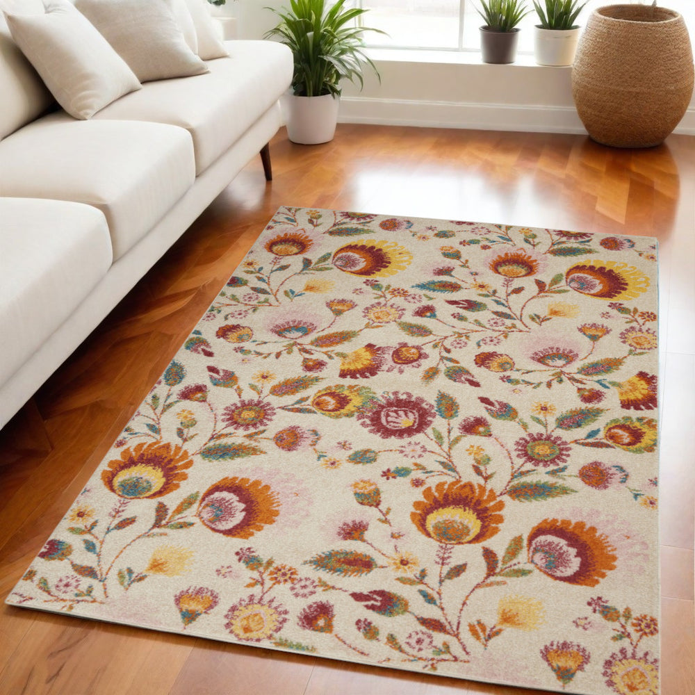 Homeroots 5' X 7' Cream Floral Power Loom Area Rug  Polypropylene 550281