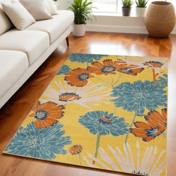 Homeroots 5' X 7' Yellow Floral Power Loom Area Rug  Polypropylene 550301