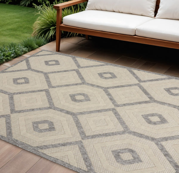 HomeRoots 6' X 9' Cream and Gray Geometric Area Rug - Durable, Stylish Indoor/Outdoor Comfort for Any Space 550466