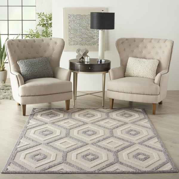 HomeRoots 6' X 9' Cream and Gray Geometric Area Rug - Durable, Stylish Indoor/Outdoor Comfort for Any Space 550466