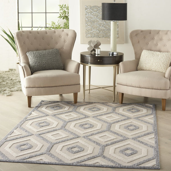 HomeRoots 6' X 9' Cream and Gray Geometric Area Rug - Durable, Stylish Indoor/Outdoor Comfort for Any Space 550466