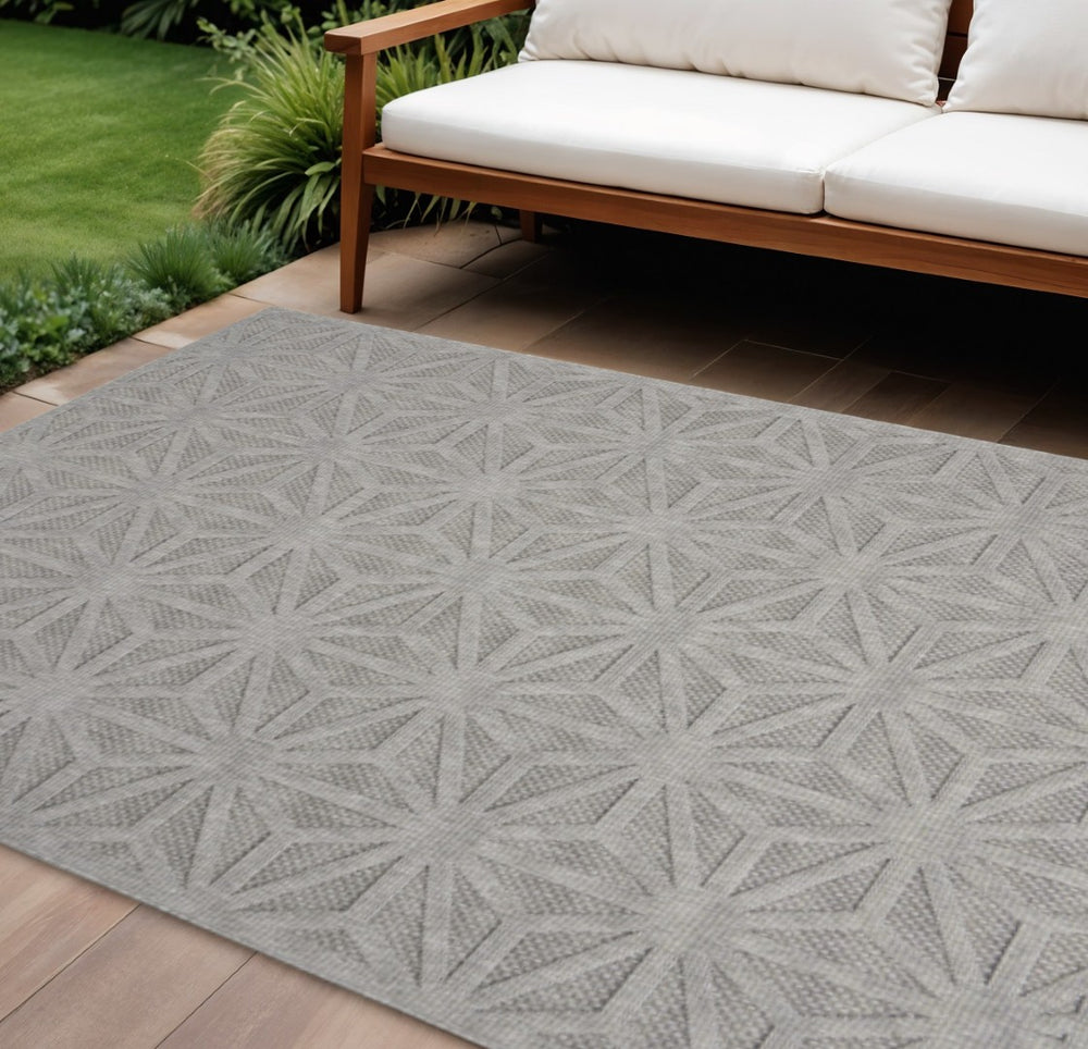 HomeRoots 6' X 9' Light Gray Geometric Area Rug - Durable, Stylish Indoor/Outdoor Solution for High-Traffic Spaces 550513