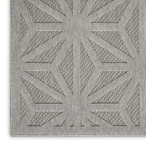 HomeRoots 6' X 9' Light Gray Geometric Area Rug - Durable, Stylish Indoor/Outdoor Solution for High-Traffic Spaces 550513