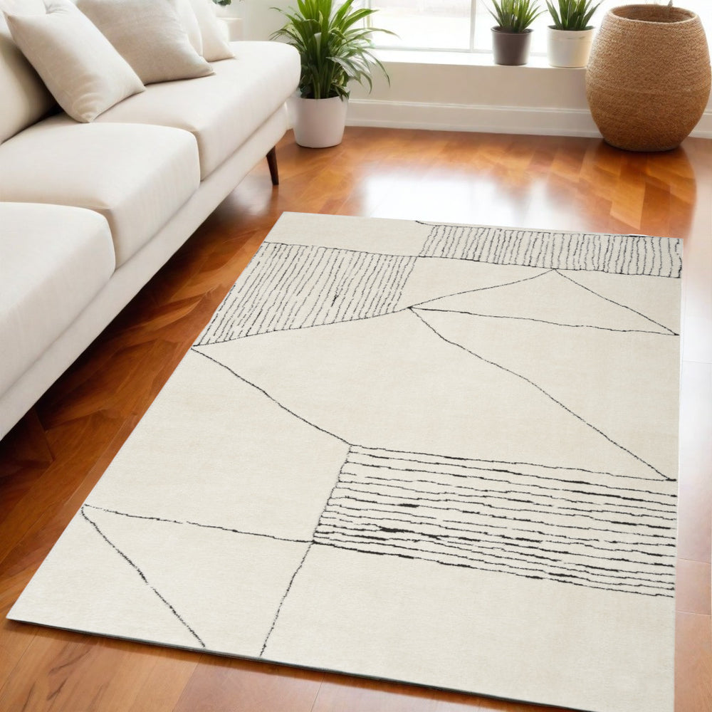 Homeroots 5' X 7' Ivory And Black Geometric Area Rug  Polyester 550590